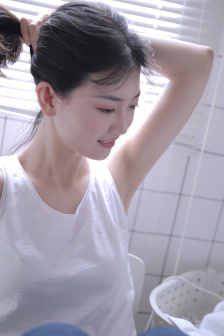 摸美女奶头